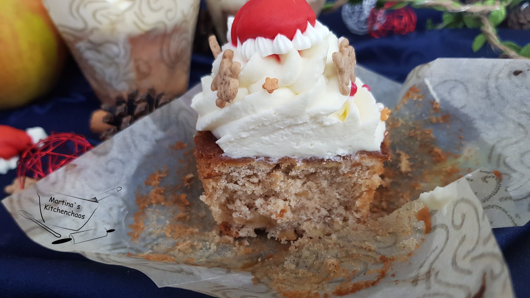 Apfel-Zimt-Cupcakes - locker saftige Törtchen mit Äpfeln und Zimt im Teig, einem lockeren Mascarpone-Topping und Weihnachtsmützen-Deko