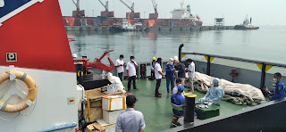KSOP Banten " Jemput Bola " Vaksinasi pada Pelaut di Atas Kapal