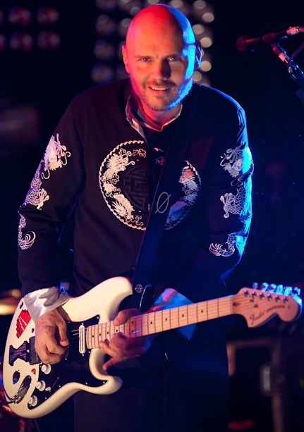 Billy Corgan Foto de Billy Corgan feliz con su guitarra