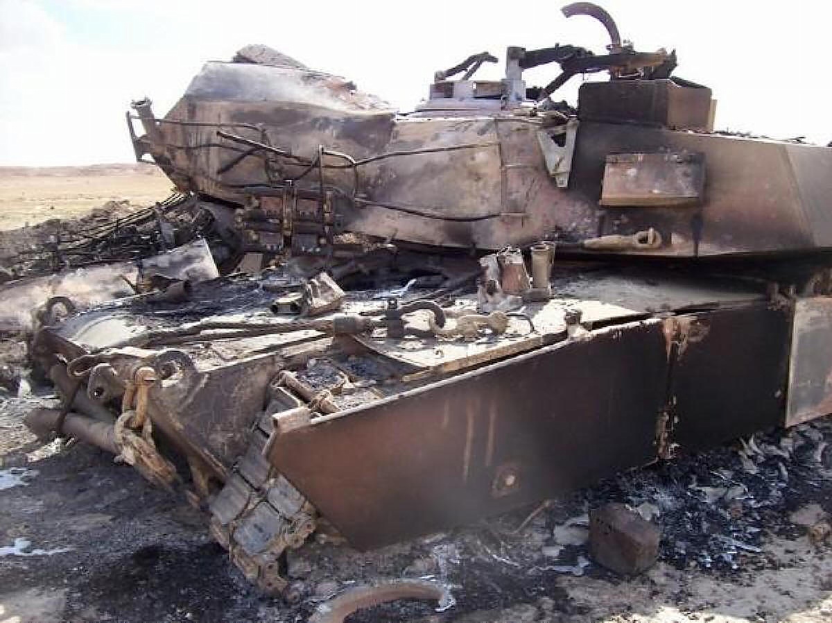 Сколько подбито танков абрамс. 1/35 Подбитый Абрамс. Подбитый Абрамс в Донецком аэропорту. Подбитые танки Абрамс в Ираке.