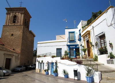 Cabo-de-Gata-Almería Iglesia de la Anunciación en Níjar. Casa blancas con macetas