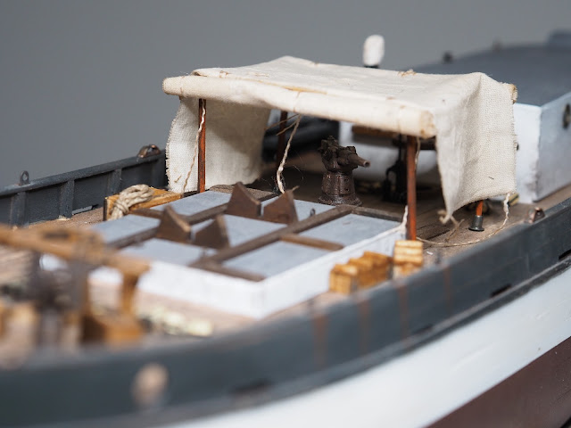 Cannone inglese navale 3-pounder celato su una qboat Cannone inglese navale 3-pounder celato su una qboat