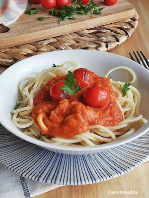 Espaguetis con salsa de atún y tomate casero