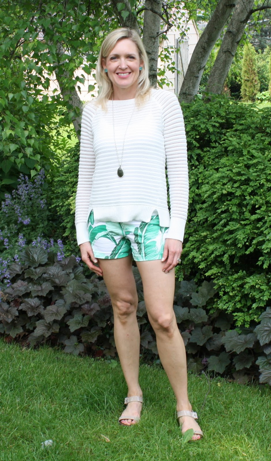 how to wear palm print shorts from day to night