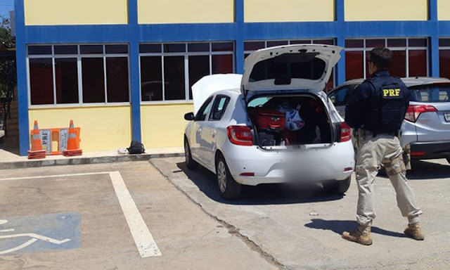 PRF apreende 825 papelotes de cocaína e recupera veículo furtado em Seabra