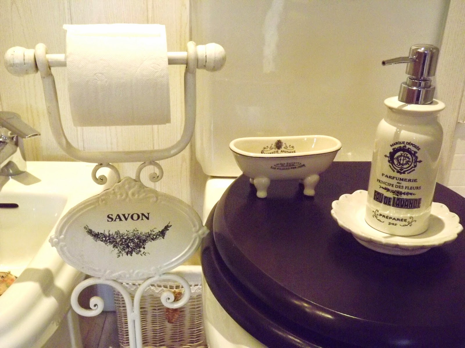 Un vergel en la ciudad: Letras en el cuarto de baño...