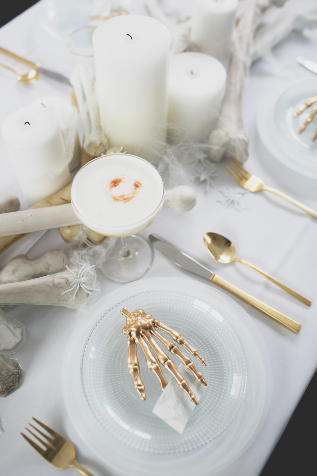 Cómo decorar una mesa de Halloween en blanco12