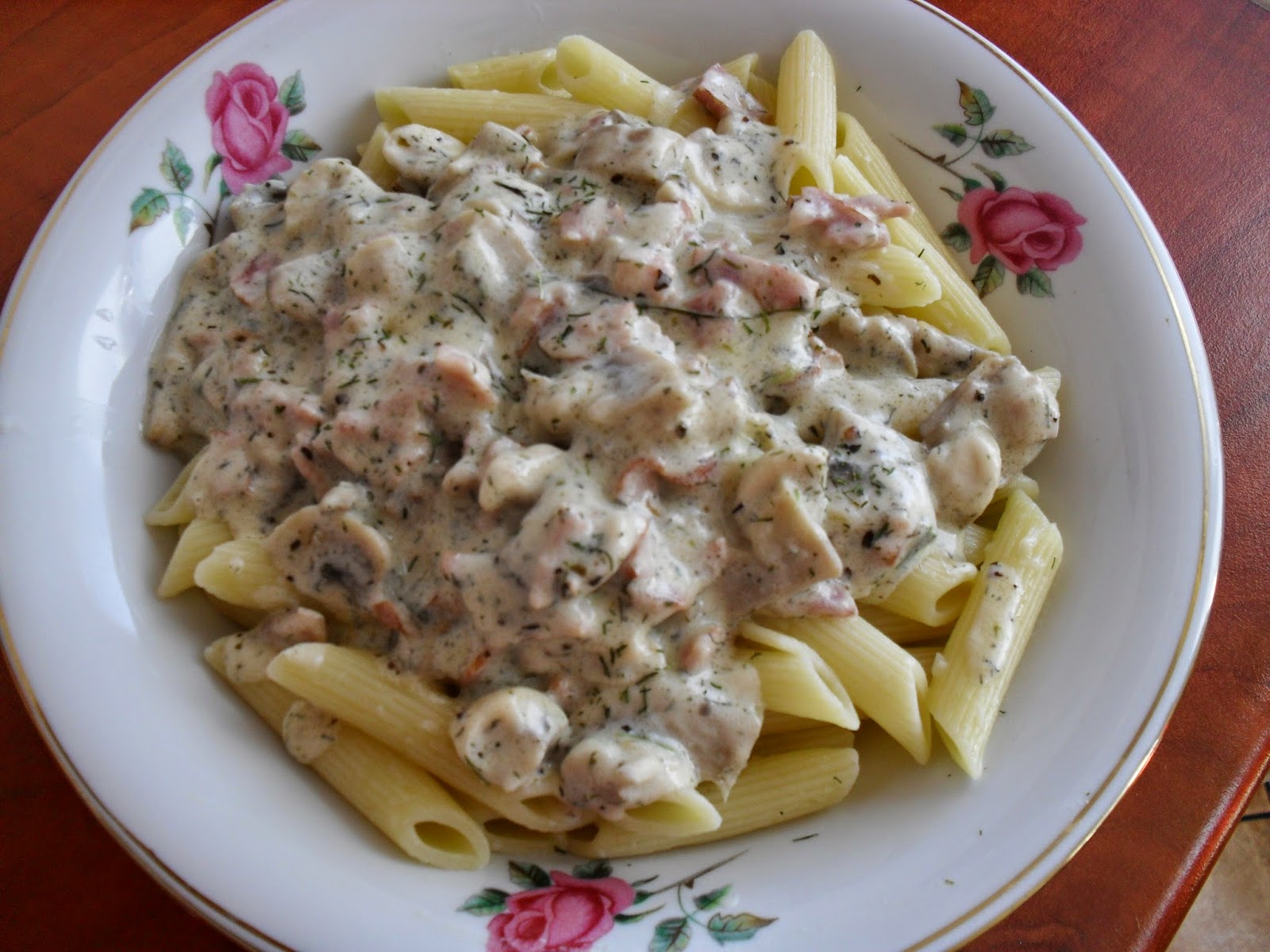 makaron w sosie śmietanowym z pieczarkami i wędliną Lekcje w kuchni