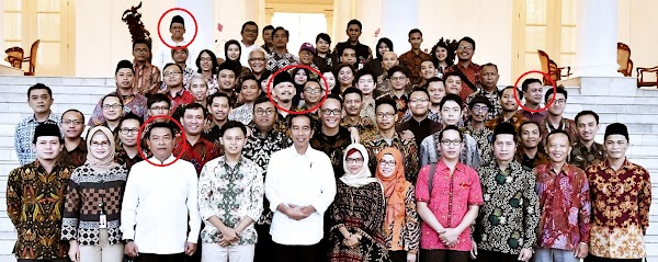 Beredar Foto Jokowi dan Moeldoko Bareng Abu Janda cs, Tokoh Papua: Ternyata Buzzer Binaan Itu Nyata!