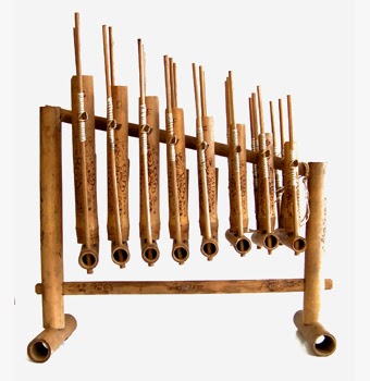 Angklung adalah alat musik bambu yang dimainkan dengan cara digetarkan ...
