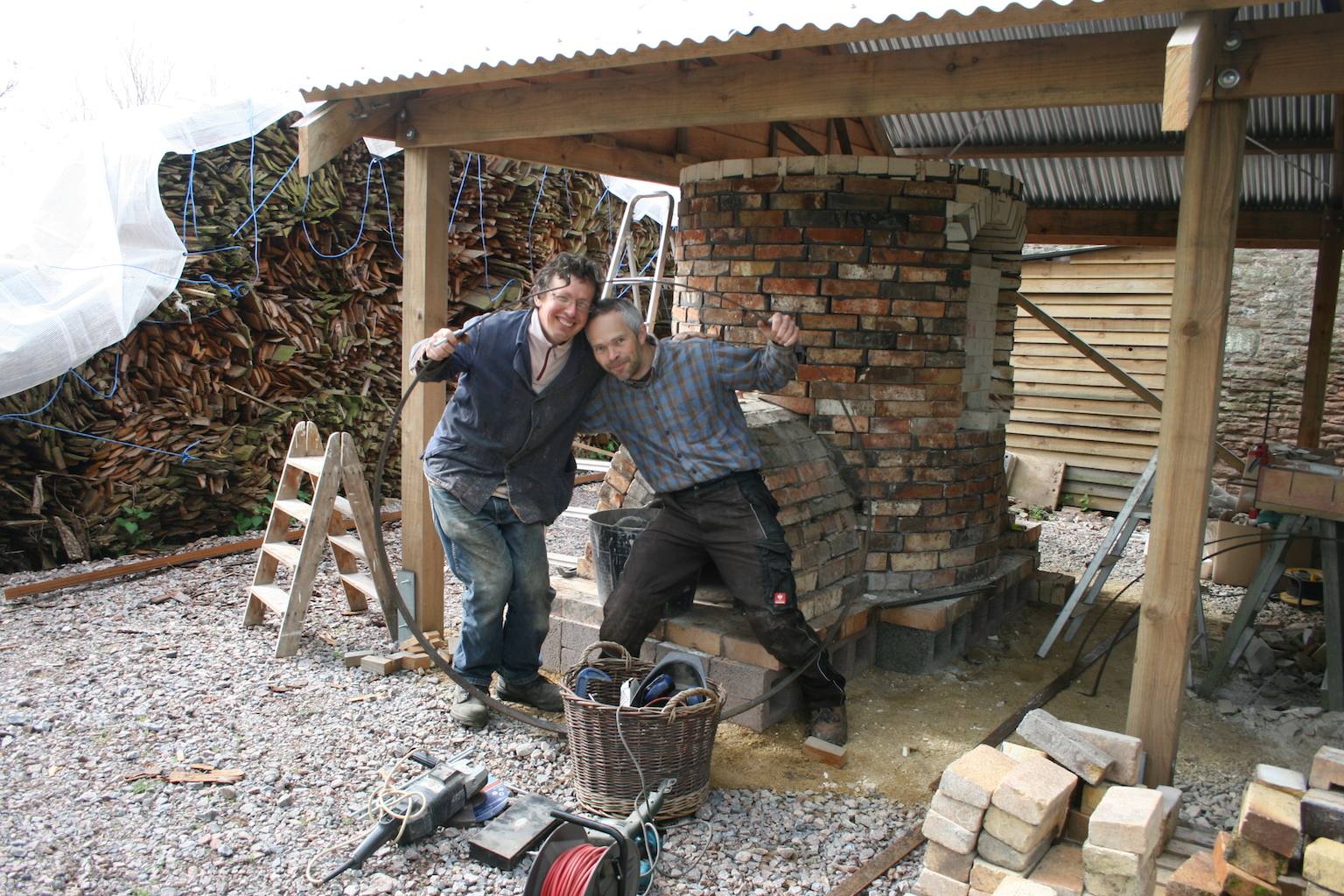 Patia Davis Pots Building the bottle kiln