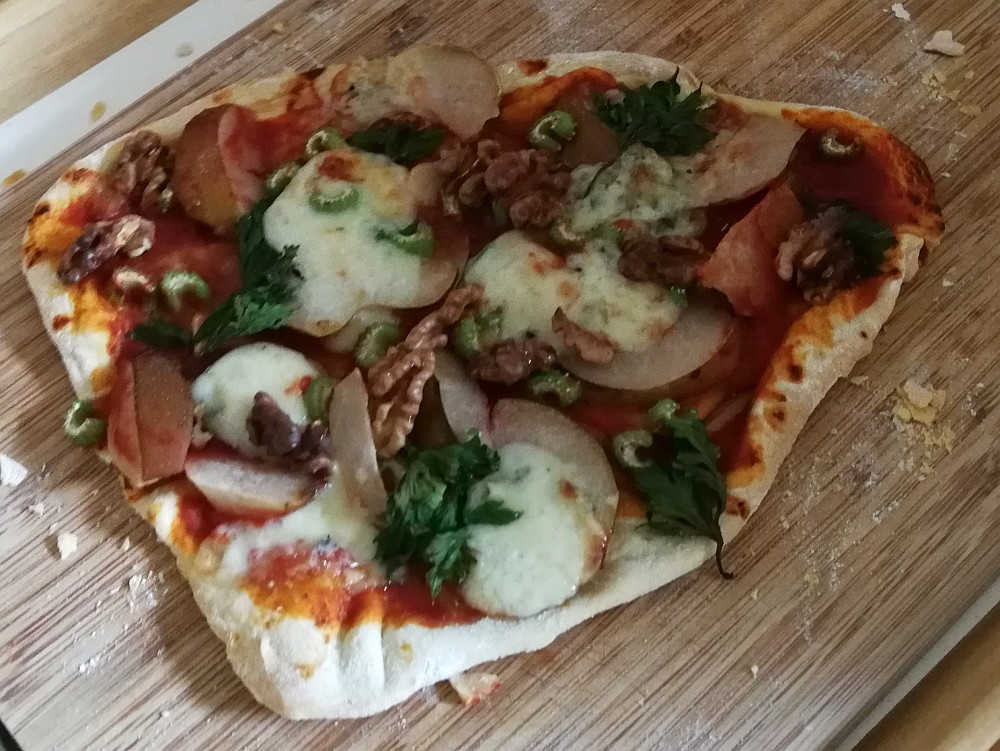 Pizza mit Nashibirne, Gorgonzola, Sellerie und Walnüssen - rideros