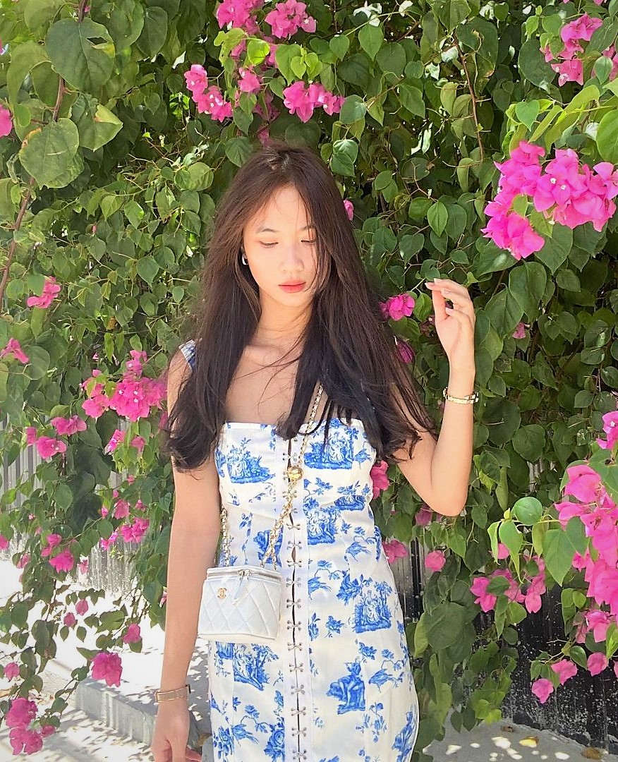 Beautiful Asian Women with Lovely Flowers ( 18 Photos )