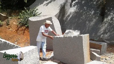 Bizzarri fazendo o que gosta, nas pedreiras garimpando pedras. Na foto conferindo um pedido de pedras sendo pedra do tipo folheta de granito na cor cinza claro para execução de bancos de pedra, escada de pedra, guias de pedra, pisadeira de pedra e caminho de pedra no jardim.