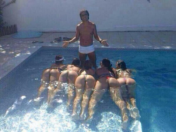 Ronaldinho poses with bikini babes in swimming pool