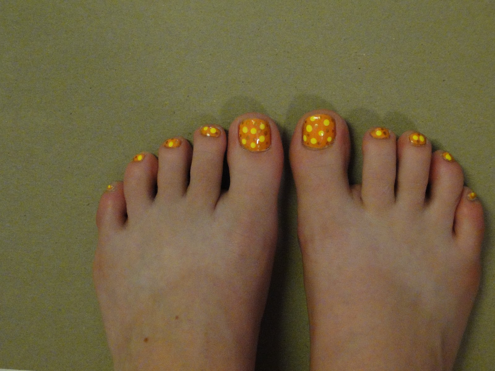 WeeklyWackyNails: Orange Polka Dot Pedicure