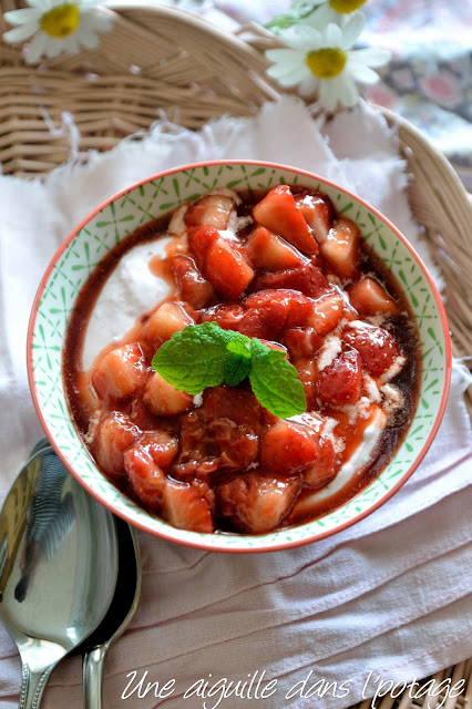 Poêlée de fraises au vinaigre balsamique sur crème aérienne