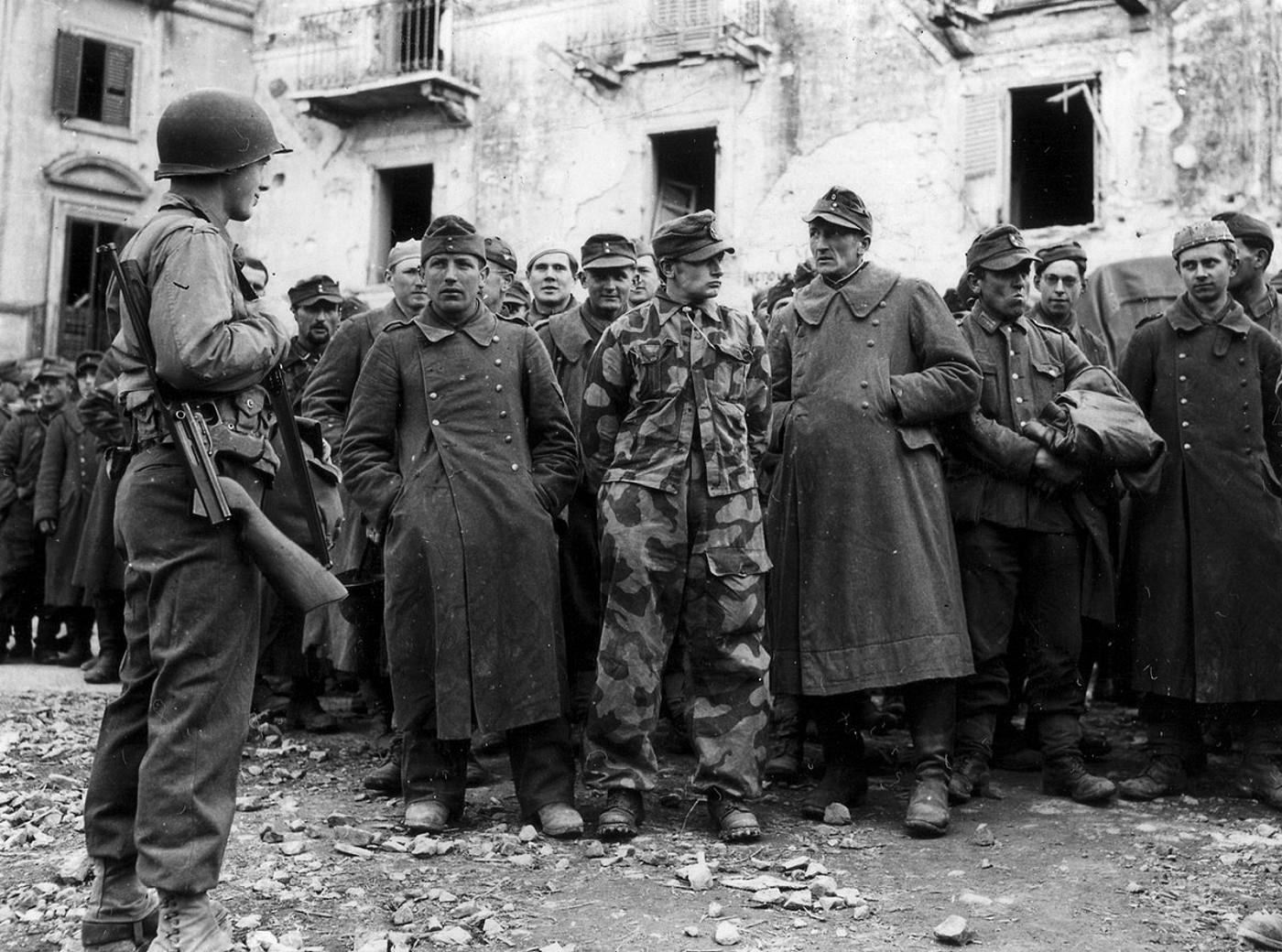 Войны после 45 года. Итальянские солдаты 1943 год плен. Пленные немецкие солдаты вторая мировая 1943. Немецкие военнопленные 1945. Итальянская кампания 1943-1945.