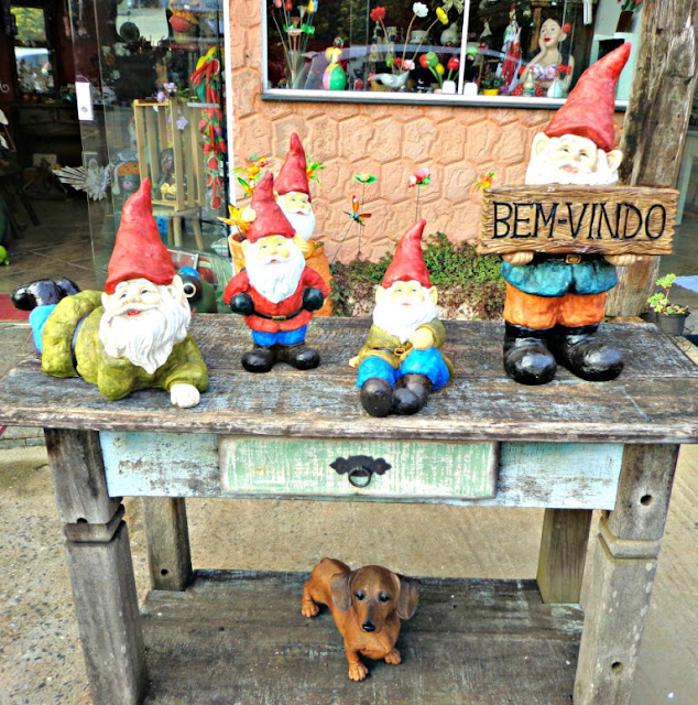 GNOMOS DE RESINA E CACHORRO SALSICHA DE RESINA