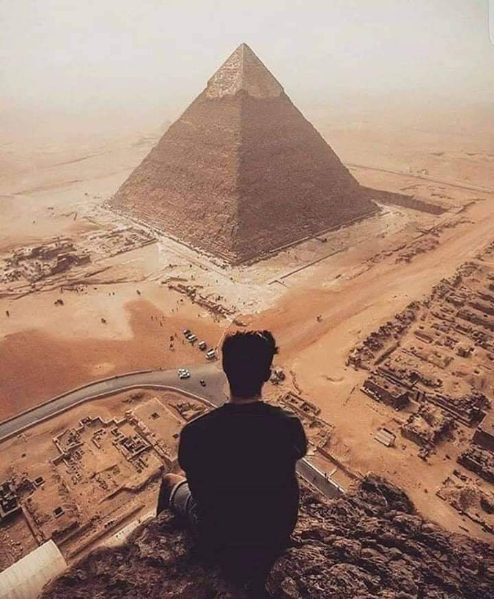 المدار الذي يمر بمركز الهرم يقسم القارات والمحيطات إلى نصفين متساويين تمامآ من حيث المساحة. المدار الذي يمر بمركز الهرم يقسم القارات والمحيطات إلى نصفين متساويين تمامآ من حيث المساحة.