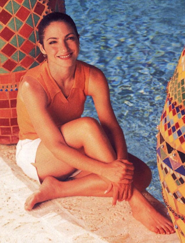 40 Beautiful Photos of Gloria Estefan in the 1980s Vintage Everyday