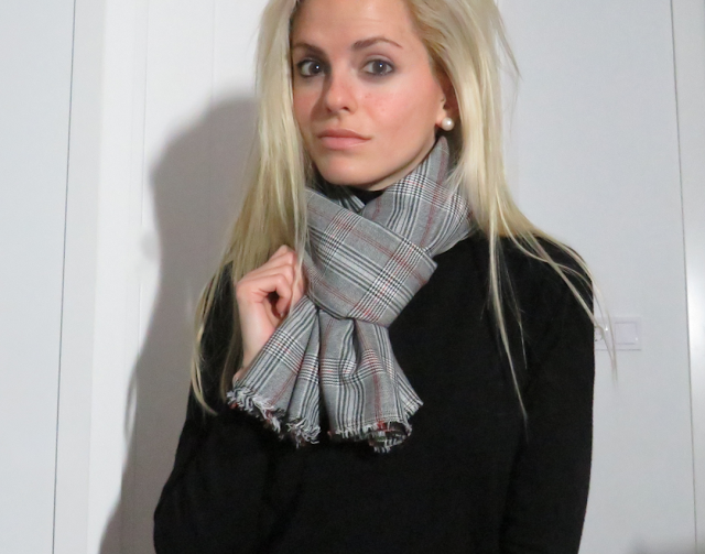 Pashmina Príncipe de Gales alrededor del cuello