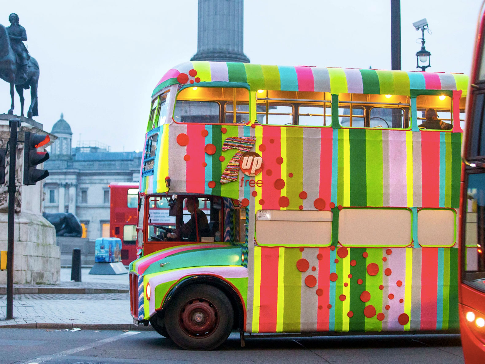 радужный автобус. автобус радуга. цвета хиппи. автобус радужных друзей. Vw t2 хиппи.