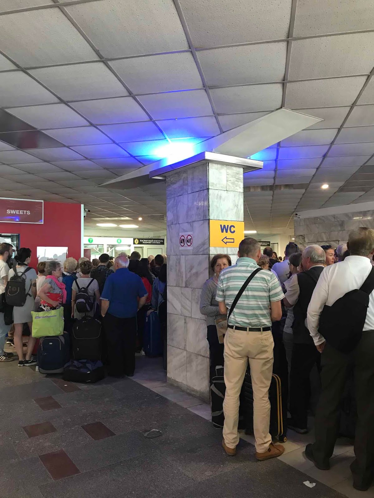 Pitkästä aikaa jonottamaan, tällä kertaa passintarkastukseen Tervetuloa Pietariin