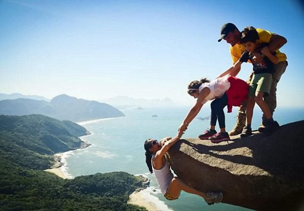 It's probably a good idea to have a friend -- or two, or ten -- standing by should you want to do something like this. - This Viral Photo Inspired Copycats, But There’s Something You Should Know… It's probably a good idea to have a friend -- or two, or ten -- standing by should you want to do something like this. - This Viral Photo Inspired Copycats, But There’s Something You Should Know…