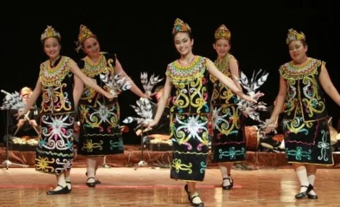 5 Tari Tradisional dari Daerah Kalimantan Timur Lengkap dengan