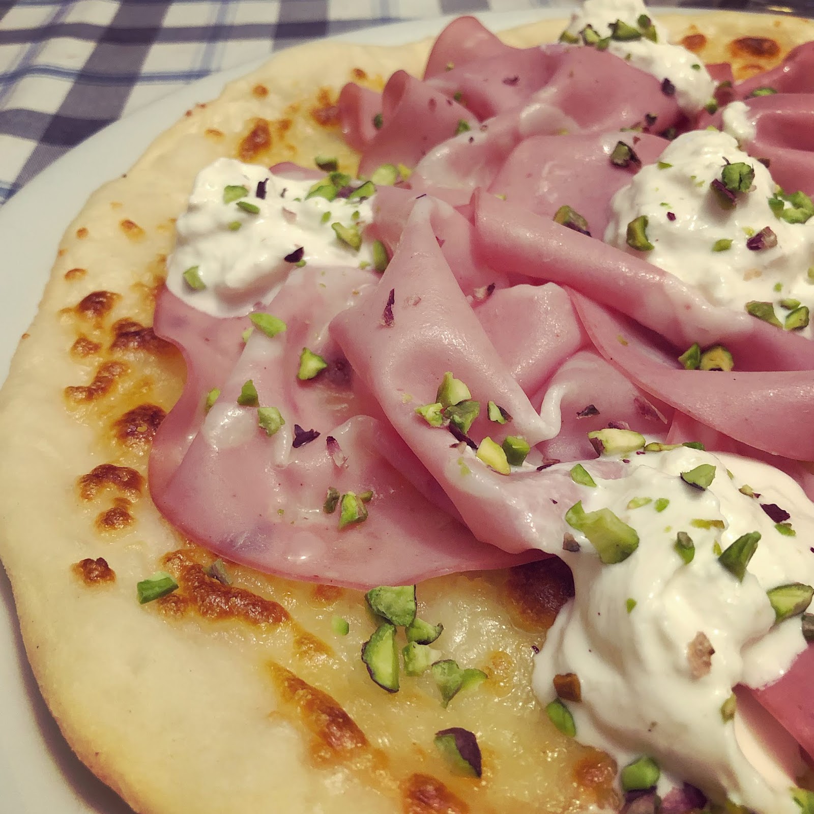 PIZZA BIANCA MORTADELLA, PISTACCHI E STRACCIATELLA
