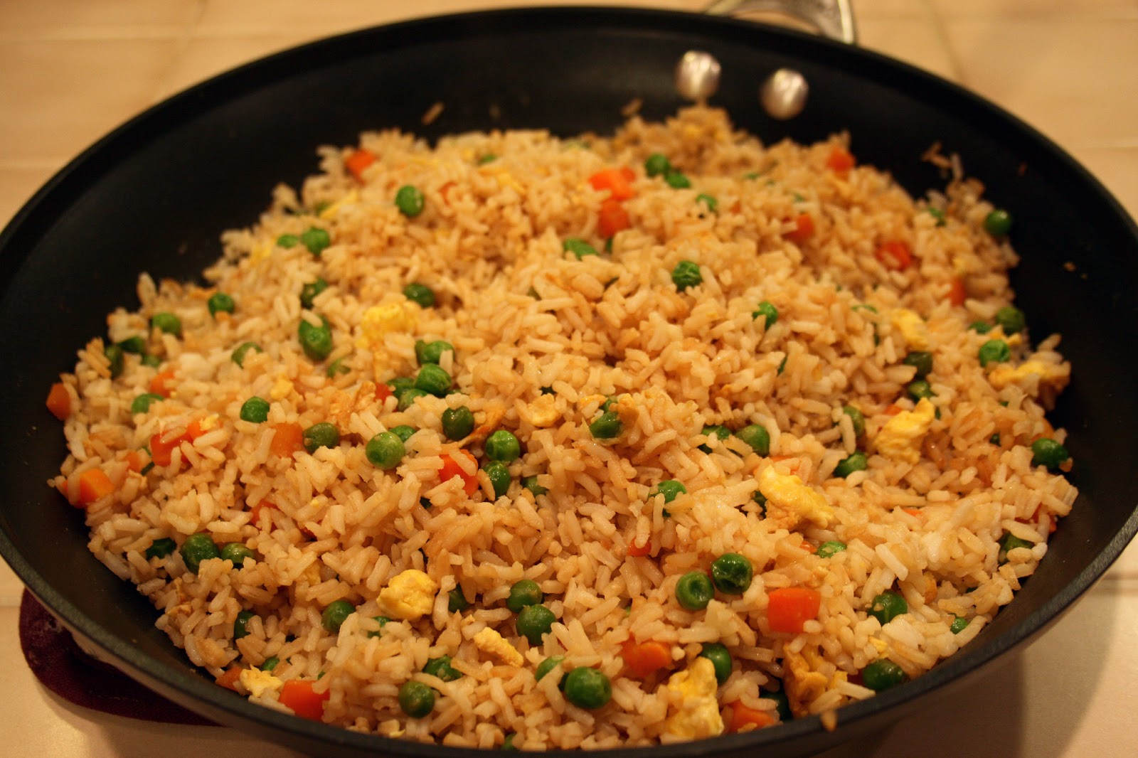 Жареный рис с яйцом и рыбой