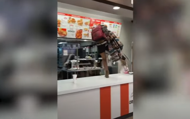 Αρνήθηκαν να την εξυπηρετήσουν επειδή δε φορούσε μάσκα και άρχισε να τα σπάει όλα στο κατάστημα (Video)