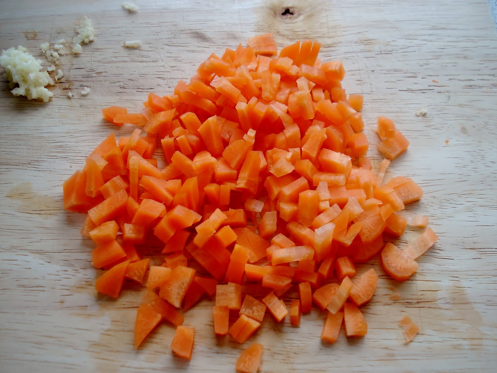 Лук репчатый фарш. Морковь измельченная. Перемололи морковь. Морковь мелким кубиком. Порубленная морковь.