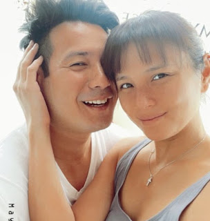 Isabel Oli clicking selfie with her spouse John Prats