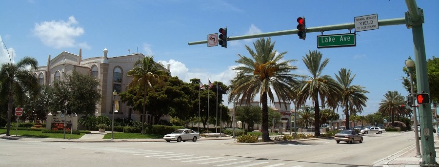 Lake Avenue y la US 1 al comienzo del recorrido. A la izquierda, el City Hall de Lake Worth Lake Avenue y la US 1 al comienzo del recorrido. A la izquierda, el City Hall de Lake Worth