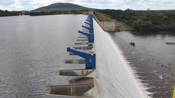 Barragem de Ponto Novo atinge 100% de sua capacidade e transborda As fortes chuvas que caíram na região fizeram com que a Barragem de Ponto Novo atingisse 100% de sua capacidade