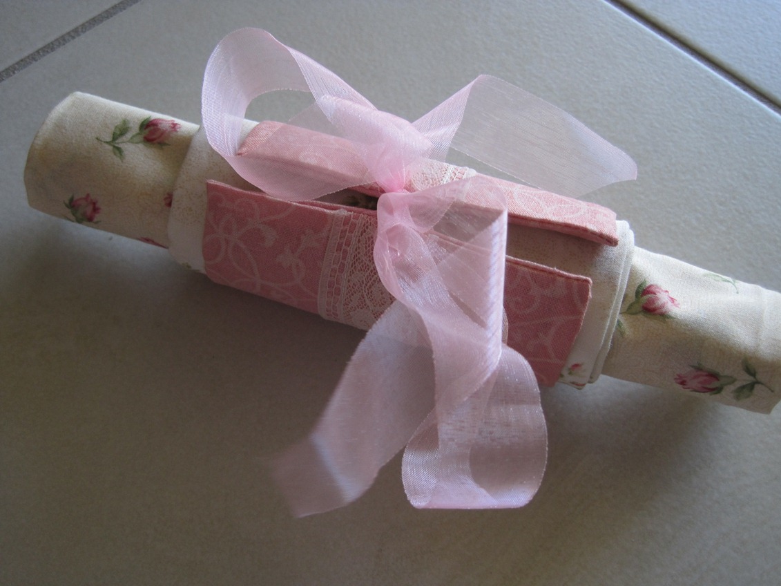 Jenny of ELEFANTZ Fat Quarter Gift Wrapper Tutorial...