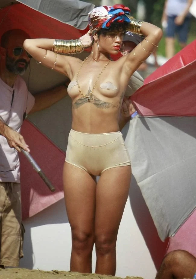 El Topless De Rihanna En La Grabación De Una Sesión Para "Vogue": Foto 1