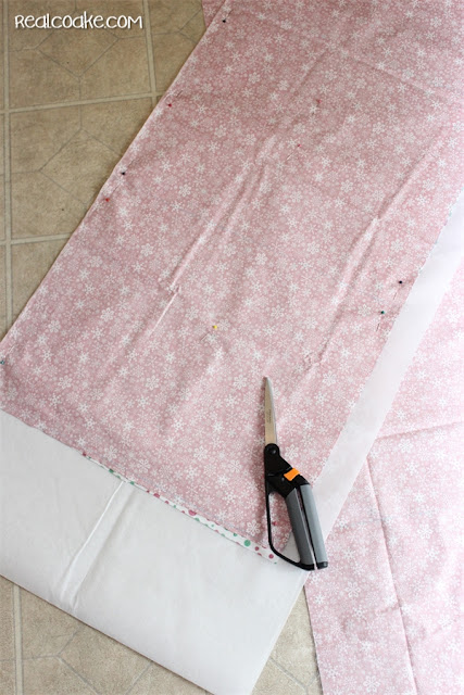 Cute sewing pattern to make DIY Reversible Christmas Placemats. Shows how to make reverisble placemats and has Fun Ideas for the Christmas table, too. | Patterns Cute sewing pattern to make DIY Reversible Christmas Placemats. Shows how to make reverisble placemats and has Fun Ideas for the Christmas table, too. | Patterns