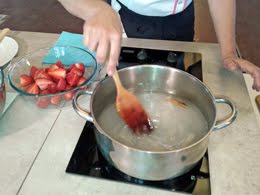 Haciendo fresas en almíbar