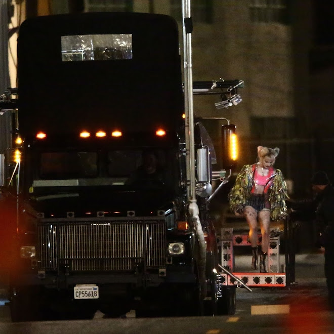 Margot Robbie as Harley Quinn watches a truck explosion in Birds of Prey : 中華料理屋の次はトラックも爆発するらしい DCコミックスの戦うヒロイン映画「バーズ・オブ・プレイ」を撮影中のハーレー・クインのマーゴット・ロビー ! !
