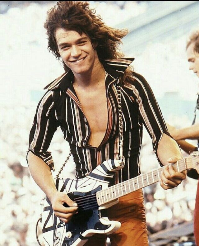 30 Amazing Photographs of Eddie Van Halen on the Stage From the Late 1970s and Early 1980s