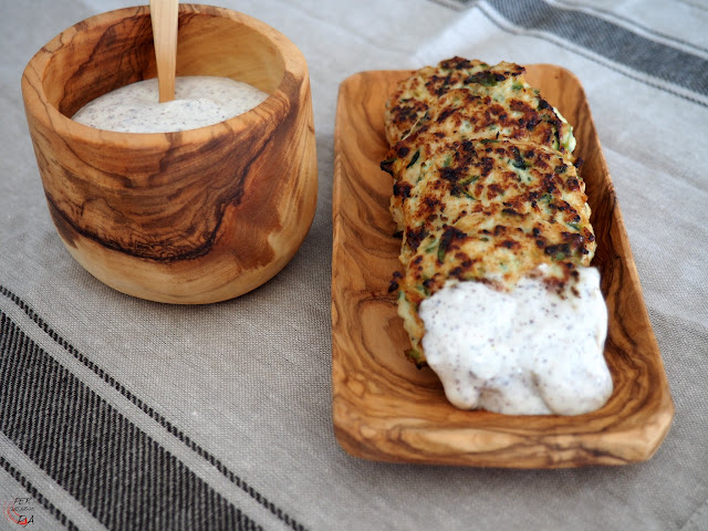 Hamburguesas de pavo y calabacín, jugosas y con mucho sabor: cebolleta, ajo, menta, cilantro, comino. Acompañadas con salsa de zumaque, crema fraîche y limón.