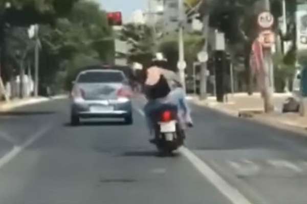 Casal troca socos em moto em movimento; veja vídeo