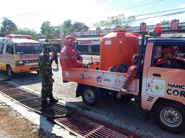 Koramil Cawas Bersama Instansi Terkait Adakan Penyemprotan Disinfektan Di Sepanjang Jalan