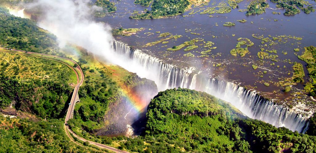 Victoria Falls (air terjun Victoria) Victoria Falls (air terjun Victoria) atau Mosi-oa-Tunya asap yang bergemuruh) adalah sebuah air terjun yang terletak di Afrika bagian selatan