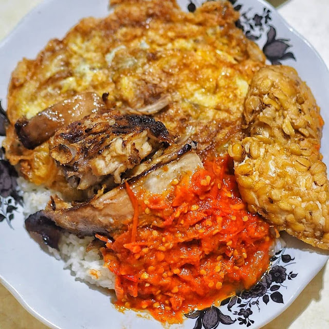 sego sambel mak yeye surabaya Makanan Khas Surabaya Yang Populer, Enak dan Bikin Ketagihan