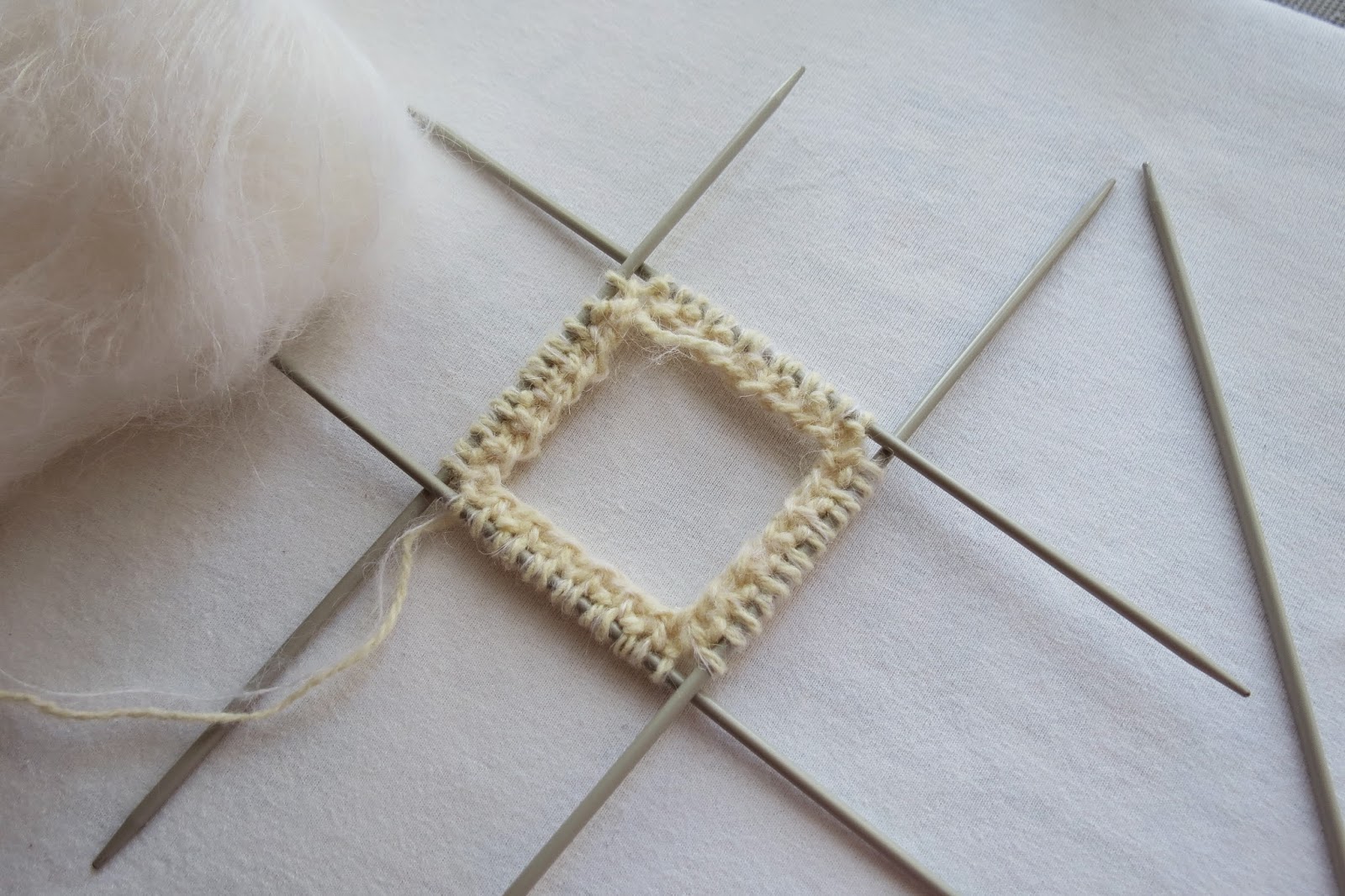 вязание носков на 5 спицах. вязание носков на 5 спицах. вывязываем пятку на носках спицами. носки на 5 спицах. вязка на 5 спицах.