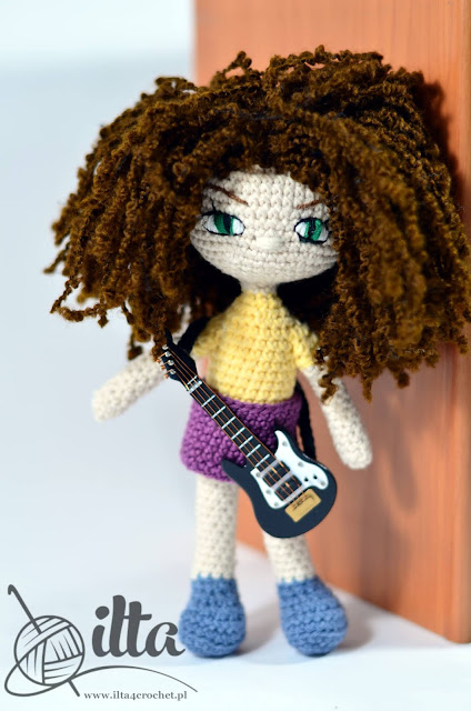 lalka szydełko gitarzysta rock